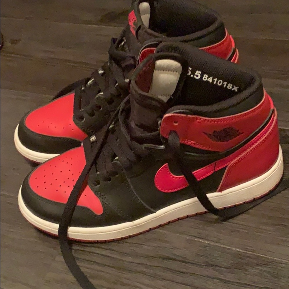 jordan 1’s red and black